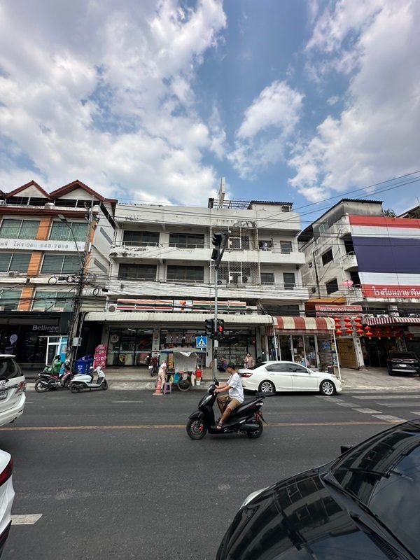 ขายตึก 3.5 ชั้น พร้อมผู้เช่า ตรงข้าม รร.เซนต์โยเซฟ ทำเลทองแบริ่ง (7-11) ซื้อแล้วรับรายได้ค่าเช่าต่อได้ทันที โทร 092-8309541 รูปที่ 4