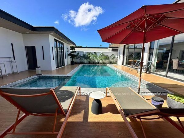 Luxury villa with a private swimming pool for sale in Phuket City. Conveniently located near shopping areas, Robinson, and ICONSIAM. For inquiries, please call 096-265-3964 รูปที่ 1