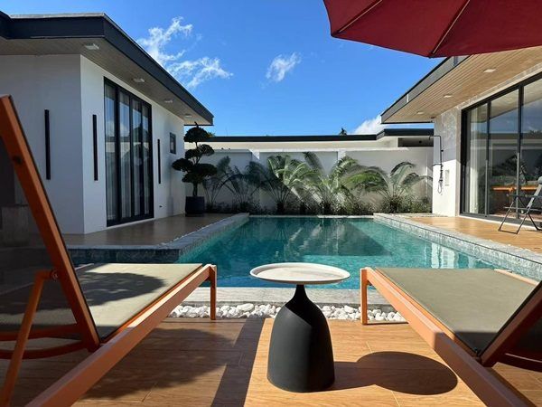 Luxury villa with a private swimming pool for sale in Phuket City. Conveniently located near shopping areas, Robinson, and ICONSIAM. For inquiries, please call 096-265-3964 รูปที่ 2