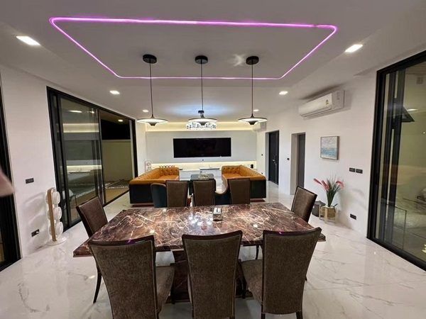 Luxury villa with a private swimming pool for sale in Phuket City. Conveniently located near shopping areas, Robinson, and ICONSIAM. For inquiries, please call 096-265-3964 รูปที่ 3