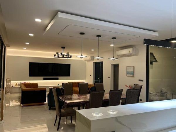 Luxury villa with a private swimming pool for sale in Phuket City. Conveniently located near shopping areas, Robinson, and ICONSIAM. For inquiries, please call 096-265-3964 รูปที่ 4