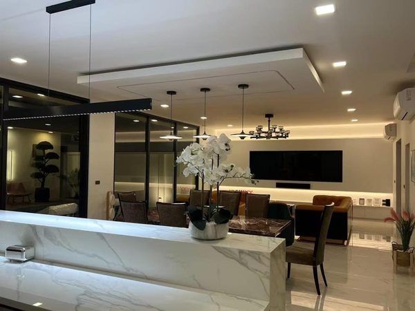 Luxury villa with a private swimming pool for sale in Phuket City. Conveniently located near shopping areas, Robinson, and ICONSIAM. For inquiries, please call 096-265-3964 รูปที่ 5