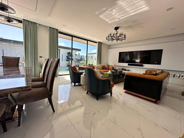 Luxury villa with a private swimming pool for sale in Phuket City. Conveniently located near shopping areas, Robinson, and ICONSIAM. For inquiries, please call 096-265-3964 รูปที่ 8