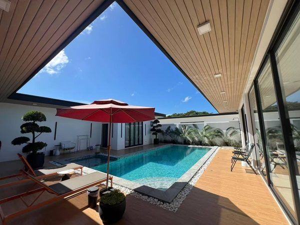 Luxury villa with a private swimming pool for sale in Phuket City. Conveniently located near shopping areas, Robinson, and ICONSIAM. For inquiries, please call 096-265-3964 รูปที่ 18