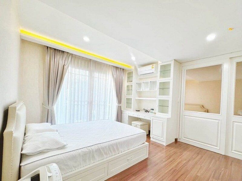 ให้เช่าทาวน์โฮม ลีออง สุขุมวิท 62 บ้าน 3 ชั้น 3 ห้องนอน เฟอร์นิเจอร์ครบ พร้อมครัวไทยและพื้นที่ Home Office รูปที่ 2