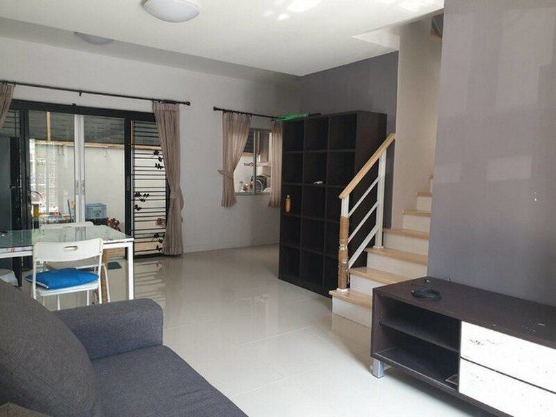 ทาวน์เฮาส์ - 3 Bedroom พื้นที่เท่ากับ 18 ตารางวา 3000000 thb ไม่ไกลจาก - ศูนย์ราชการแจ้งวัฒนะ - รร. หอวัง นนทบุรี - โรบินสัน ศรีสมาน -ทางด่วน และสนามฟุตบอลเมืองทองยูไนเตด น่าอยู่