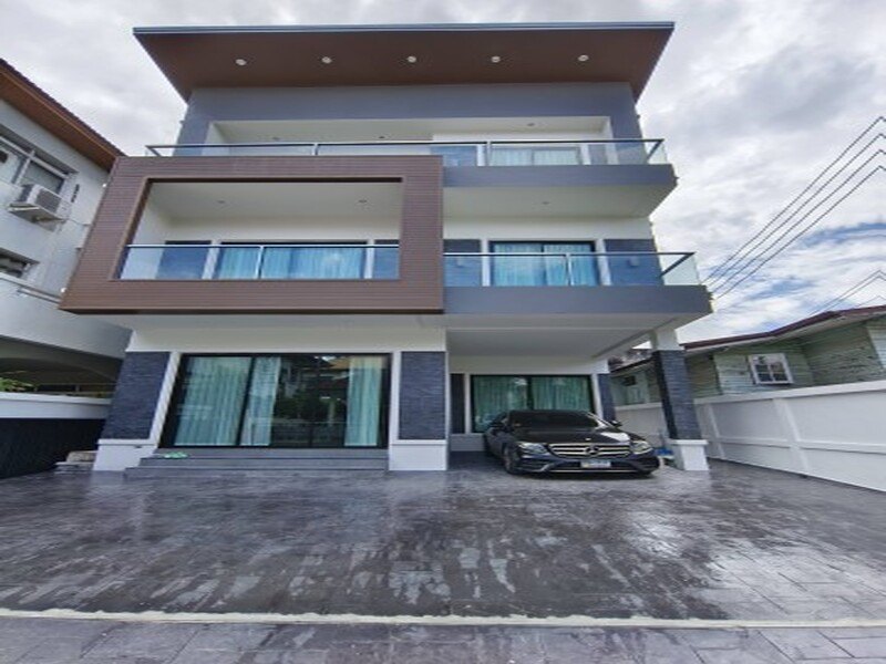 BH4131 ขายและให้เช่าบ้านเดี่ยว 3 ชั้น สุขุมวิท 65 เอกมัย บ้านใหม่หรู พร้อมเฟอร์นิเจอร์ ใกล้ BTS เอกมัย