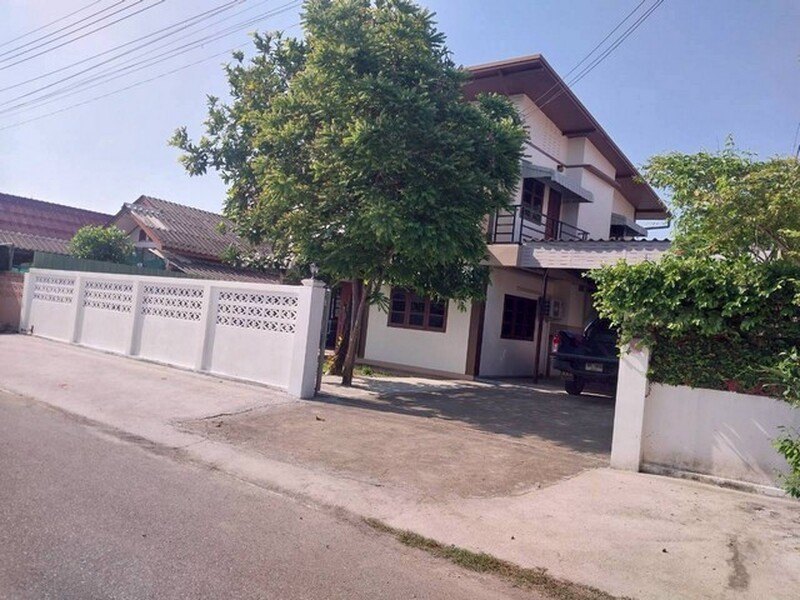 ให้เช่าบ้านโมเดิร์น2ชั้น 100ตรว. 5นอน3น้ำ เช่าลดเหลือ 25,000บ. เฟอร์ครบ เลี้ยงสัตว์ได้ แยกกองทราย บ้านจินดาวิลล่า ต.หนองผึ้ง สารภี เชียงใหม่