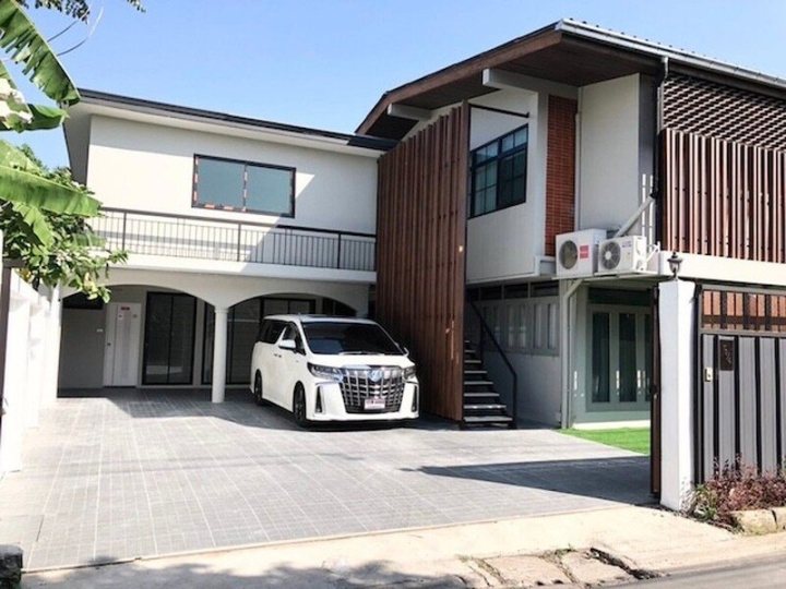 BH4192 ให้เช่าบ้านเดี่ยว 2 ชั้น ลาดพร้าว 35 บ้านหรูรีโนเวทใหม่ 6 ห้องนอน จอดรถ 8 คัน ใกล้ MRT ลาดพร้าว เหมาะสำหรับอยู่อาศัย