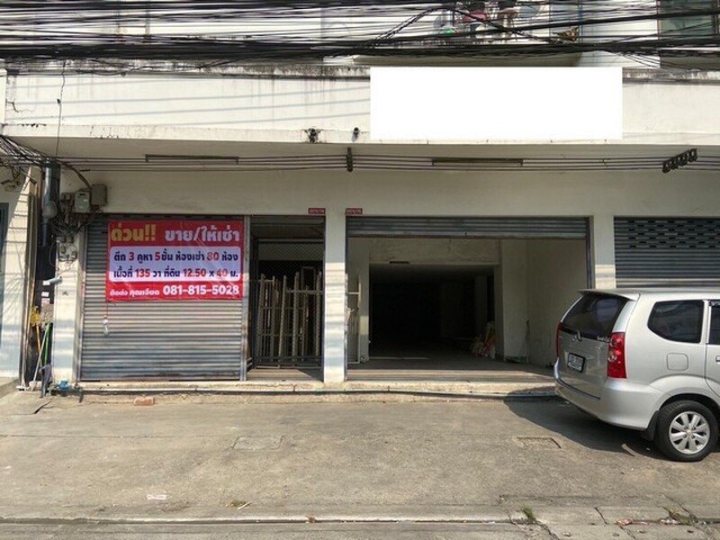 ให้เช่าตึก 3 คูหา 5 ชั้น เนื้อที่ 135 ตรว. ซอยรามคำแหง 42 ใกล้เดอะมอลล์ บางกะปิ กรุงเทพ