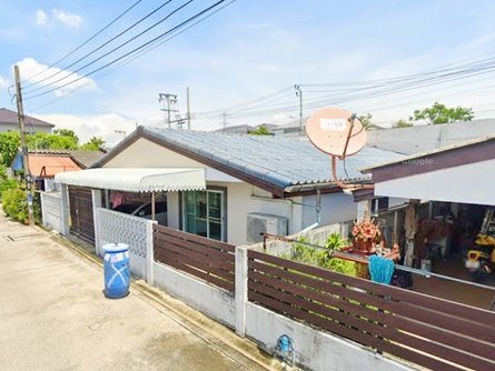 เมกาบางนา  โลตัสบางนา สนามบินสุวรรณภูมิ  ขนาดใหญ่ เพียง 900ม. บางนา-ตราด49-55 เปิดซิง!  บ้านใหม่  แอร์ใหม่ 3ตัว  50 ตรว. 200 ตรม. จอดรถ3คัน