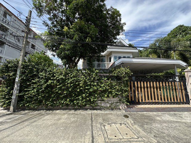 ขายบ้านเดี่ยวหลังใหญ่ บนทำเลทอง บางนา - แบริ่ง 26 บรรยากาศสงบแต่เดินทางสะดวก เหมาะสำหรับครอบครัว หรือผู้ที่มองหาบ้านทำเลดีในย่านบางนา
