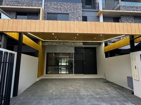 ขาย Luxury Townhome 3 ชั้น 29.9 ตร.ว. The Landmark เอกมัย-รามอินทรา เดินทางสะดวก ใกล้จุดขึ้นลงทางด่วน ใกล้เซ็นทรัลอีสต์วิลล์